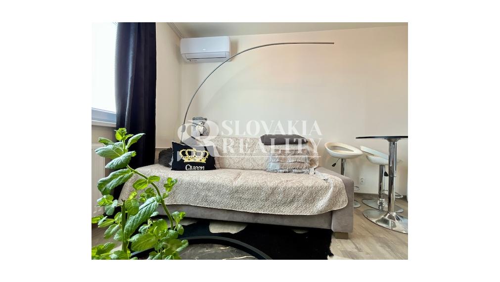 Slnečná, príjemná a zariadená garsónka na Štefánikovej ul.
