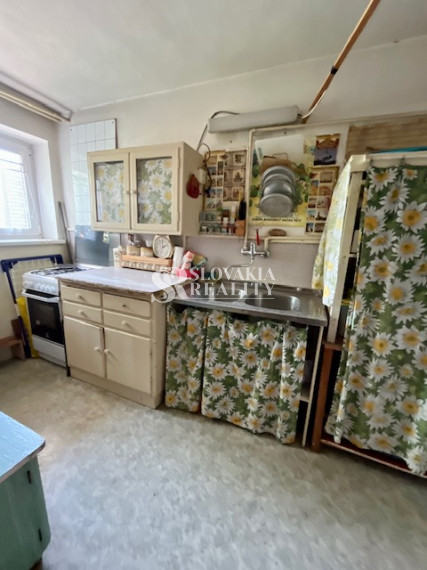 6-izb.RD, Nitra-Zobor, 980 m2 pozemok, garáž