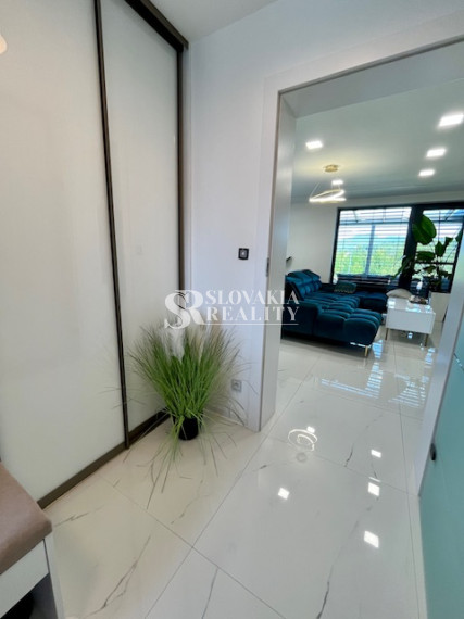 Luxusný rodinný dom, 4 izby, bazén, klimatizácia, 2-garáž