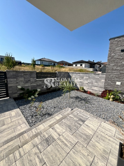 Luxusný rodinný dom, 4 izby, bazén, klimatizácia, 2-garáž