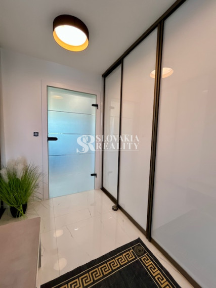 Luxusný rodinný dom, 4 izby, bazén, klimatizácia, 2-garáž