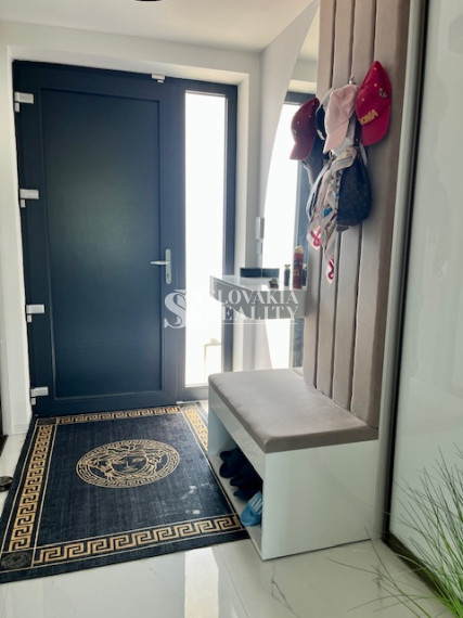 Luxusný rodinný dom, 4 izby, bazén, klimatizácia, 2-garáž