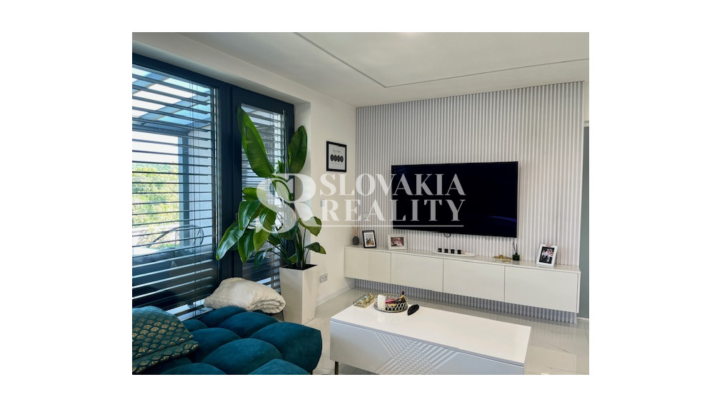 Luxusný rodinný dom, 4 izby, bazén, klimatizácia, 2-garáž