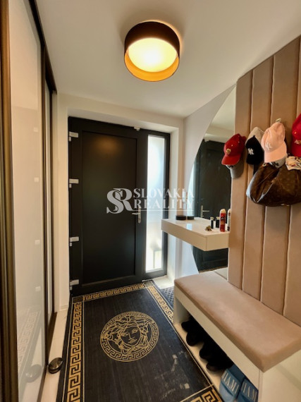 Luxusný rodinný dom, 4 izby, bazén, klimatizácia, 2-garáž