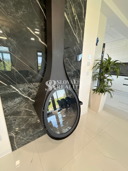 Luxusný rodinný dom, 4 izby, bazén, klimatizácia, 2-garáž