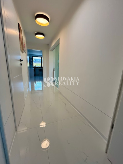 Luxusný rodinný dom, 4 izby, bazén, klimatizácia, 2-garáž