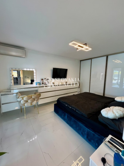 Luxusný rodinný dom, 4 izby, bazén, klimatizácia, 2-garáž