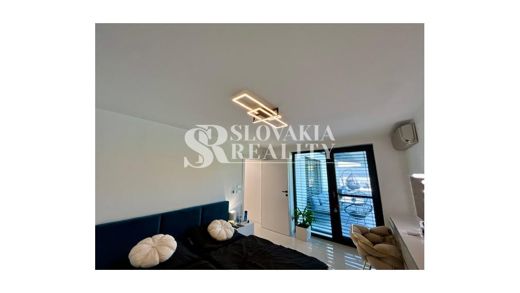 Luxusný rodinný dom, 4 izby, bazén, klimatizácia, 2-garáž