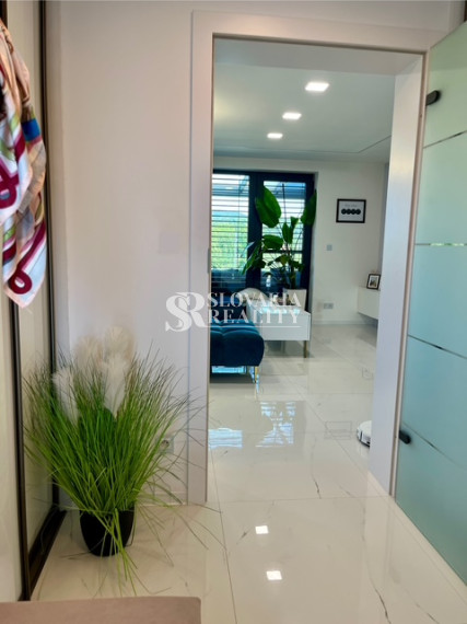 Luxusný rodinný dom, 4 izby, bazén, klimatizácia, 2-garáž