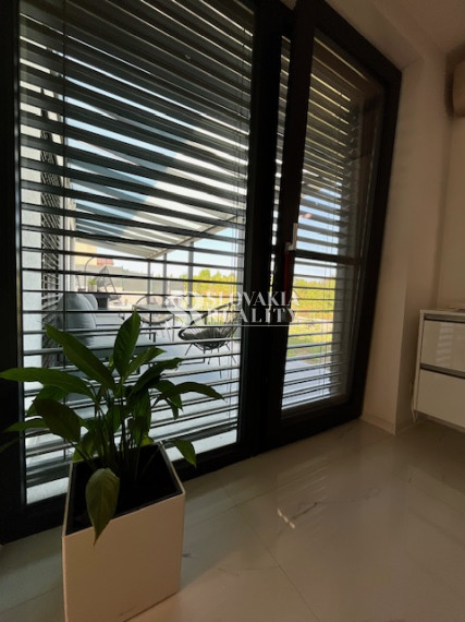 Luxusný rodinný dom, 4 izby, bazén, klimatizácia, 2-garáž