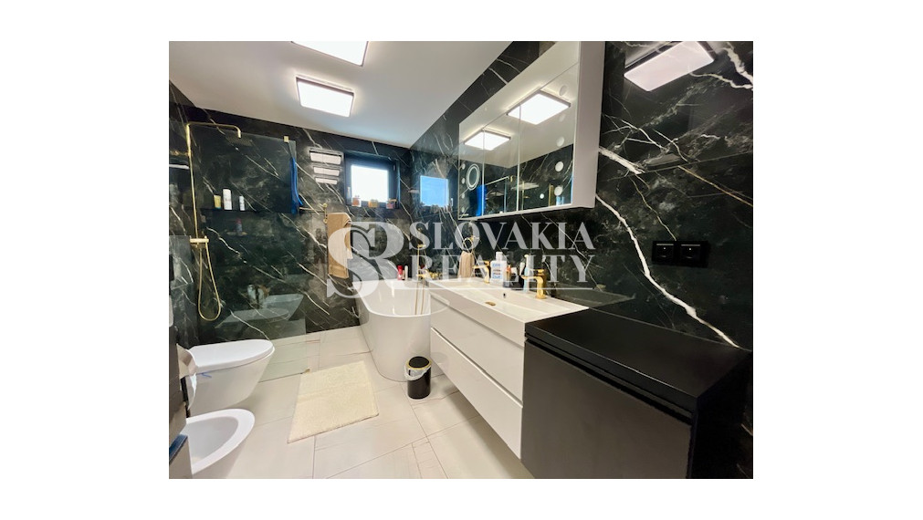 Luxusný rodinný dom, 4 izby, bazén, klimatizácia, 2-garáž