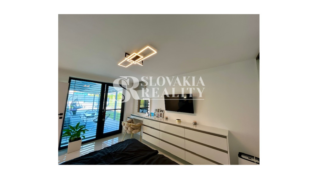 Luxusný rodinný dom, 4 izby, bazén, klimatizácia, 2-garáž