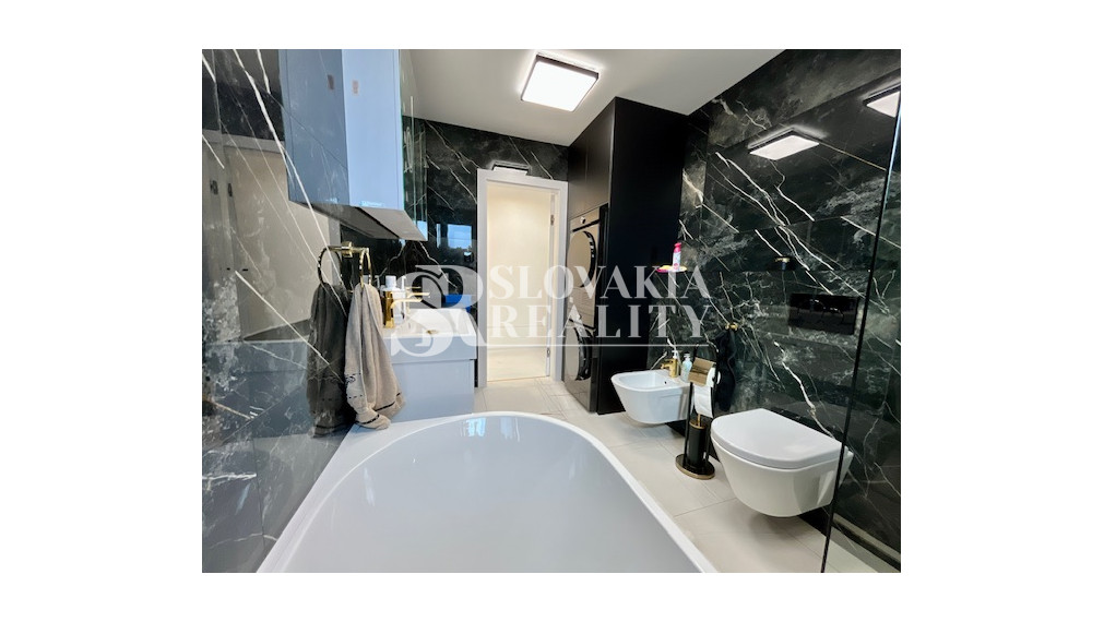 Luxusný rodinný dom, 4 izby, bazén, klimatizácia, 2-garáž