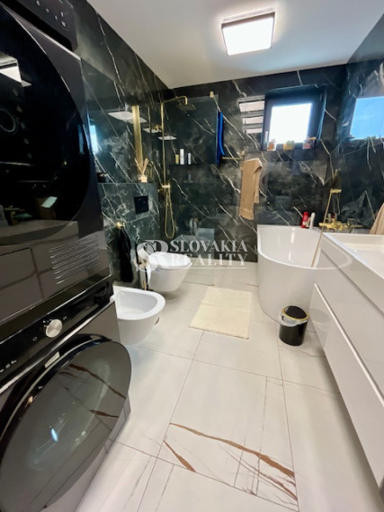 Luxusný rodinný dom, 4 izby, bazén, klimatizácia, 2-garáž