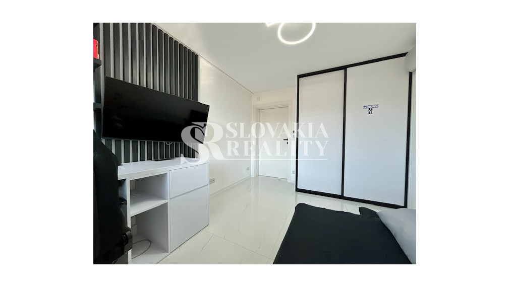 Luxusný rodinný dom, 4 izby, bazén, klimatizácia, 2-garáž