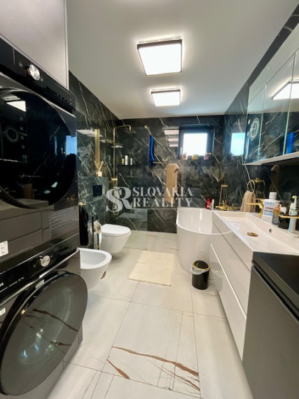 Luxusný rodinný dom, 4 izby, bazén, klimatizácia, 2-garáž