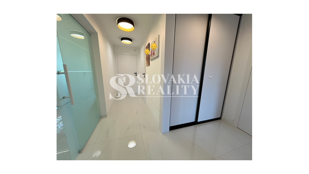 Luxusný rodinný dom, 4 izby, bazén, klimatizácia, 2-garáž