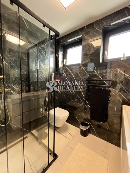 Luxusný rodinný dom, 4 izby, bazén, klimatizácia, 2-garáž