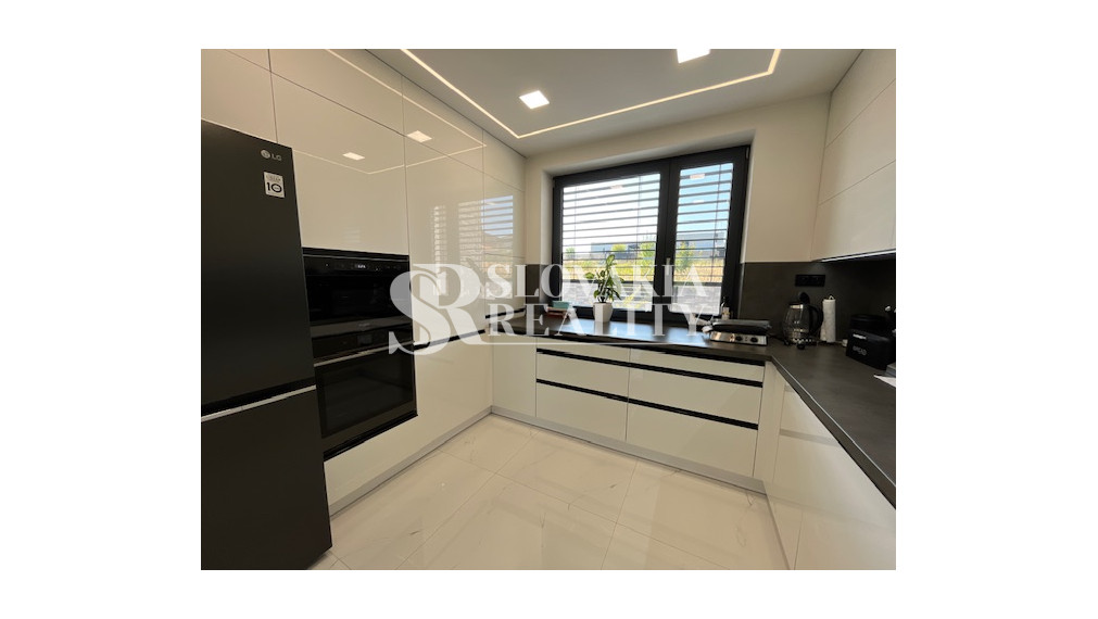 Luxusný rodinný dom, 4 izby, bazén, klimatizácia, 2-garáž