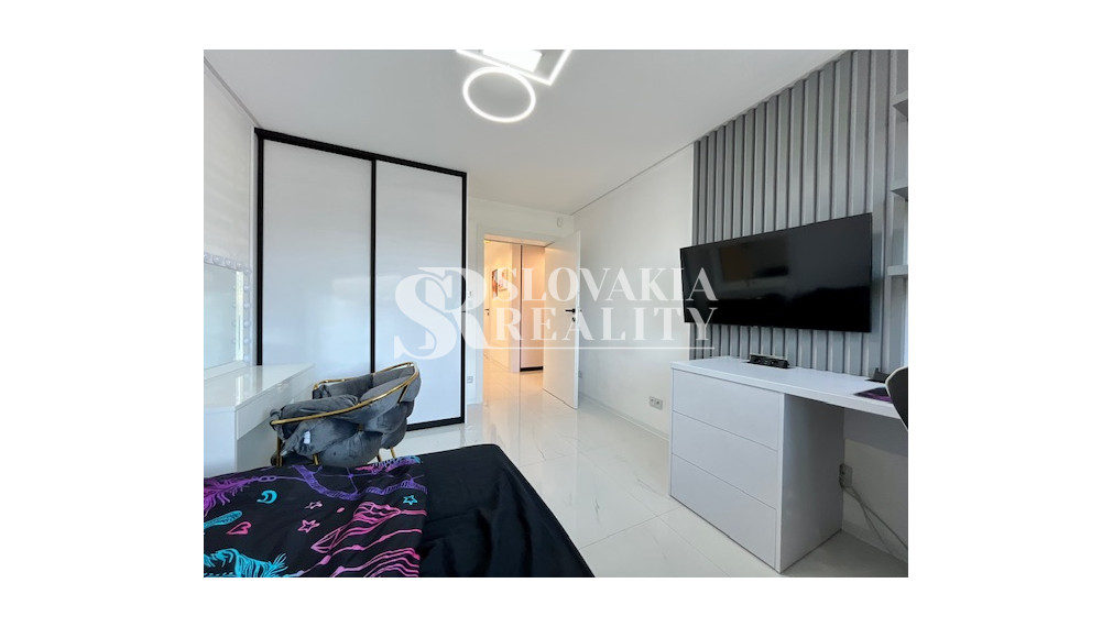 Luxusný rodinný dom, 4 izby, bazén, klimatizácia, 2-garáž