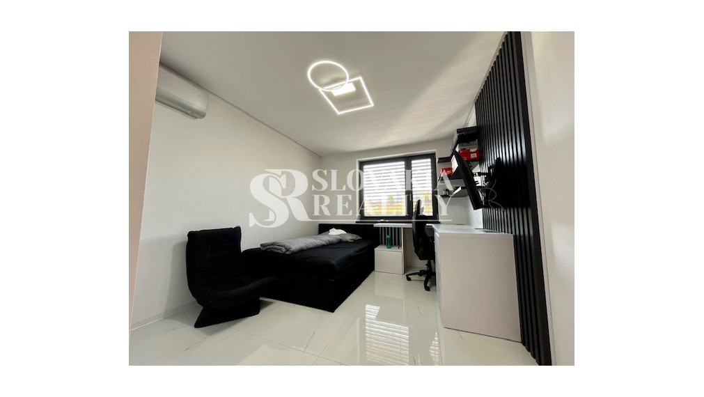 Luxusný rodinný dom, 4 izby, bazén, klimatizácia, 2-garáž