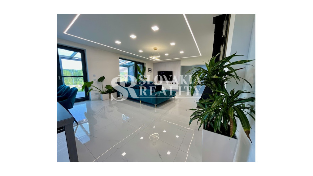 Luxusný rodinný dom, 4 izby, bazén, klimatizácia, 2-garáž