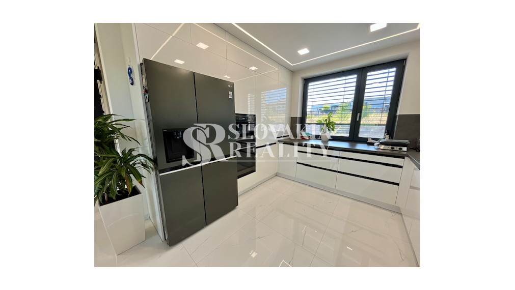 Luxusný rodinný dom, 4 izby, bazén, klimatizácia, 2-garáž