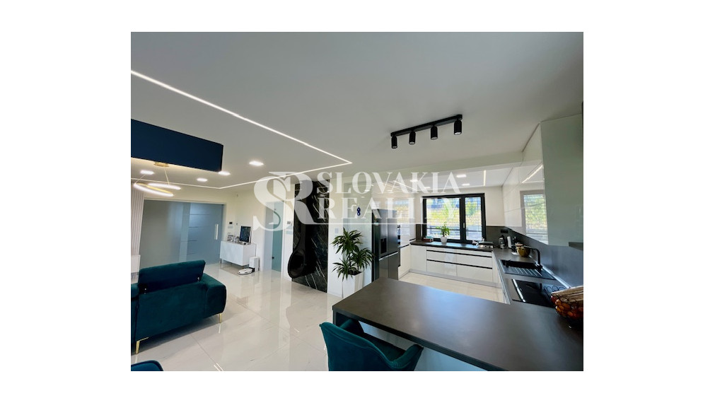 Luxusný rodinný dom, 4 izby, bazén, klimatizácia, 2-garáž