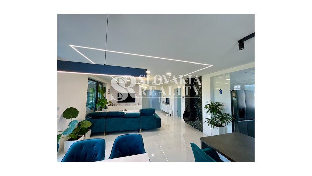 Luxusný rodinný dom, 4 izby, bazén, klimatizácia, 2-garáž