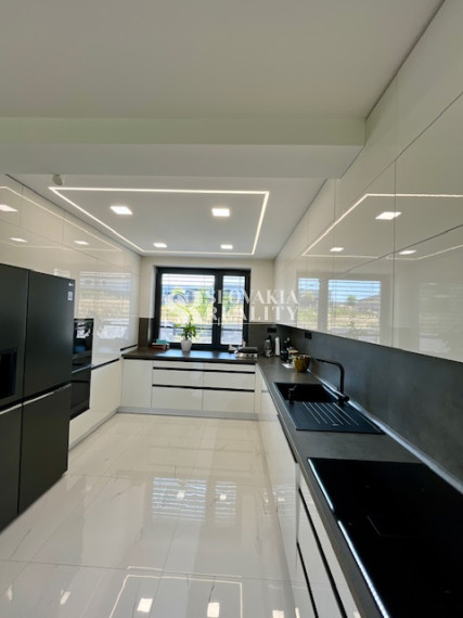 Luxusný rodinný dom, 4 izby, bazén, klimatizácia, 2-garáž