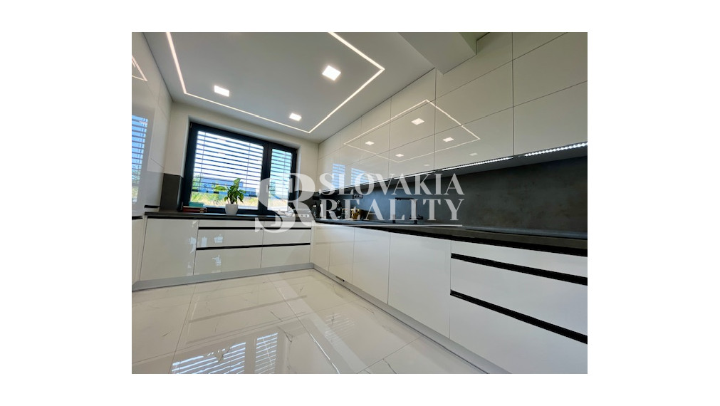 Luxusný rodinný dom, 4 izby, bazén, klimatizácia, 2-garáž