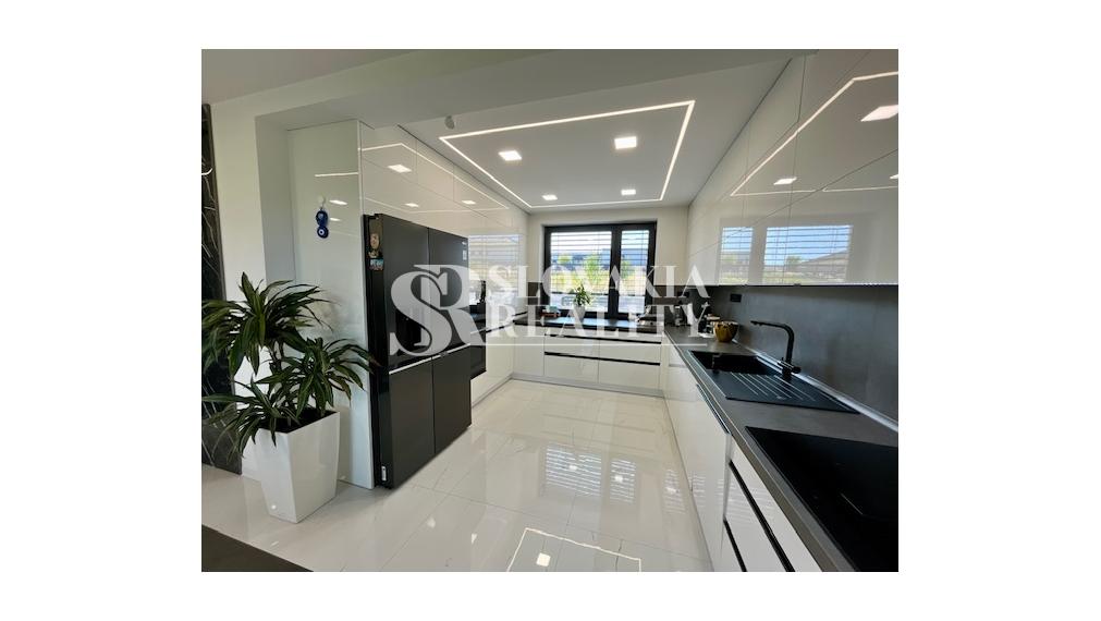 Luxusný rodinný dom, 4 izby, bazén, klimatizácia, 2-garáž