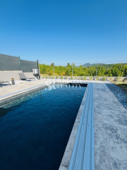 Luxusný rodinný dom, 4 izby, bazén, klimatizácia, 2-garáž