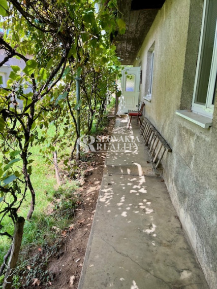 3-izb.dom Veľký Lapáš, 2750 m2 pozemok, IS: el.voda, plyn