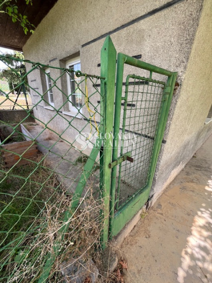 3-izb.dom Veľký Lapáš, 2750 m2 pozemok, IS: el.voda, plyn