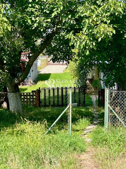 3-izb.dom Veľký Lapáš, 2750 m2 pozemok, IS: el.voda, plyn