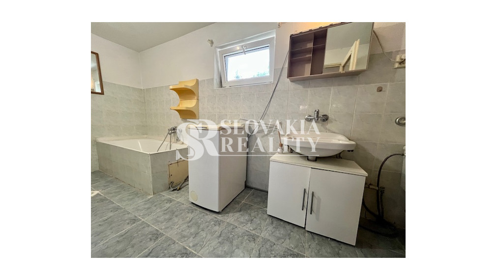 3-izb.dom Veľký Lapáš, 2750 m2 pozemok, IS: el.voda, plyn