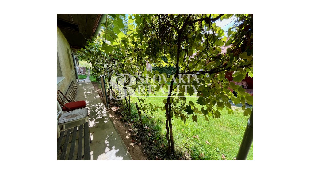 3-izb.dom Veľký Lapáš, 2750 m2 pozemok, IS: el.voda, plyn