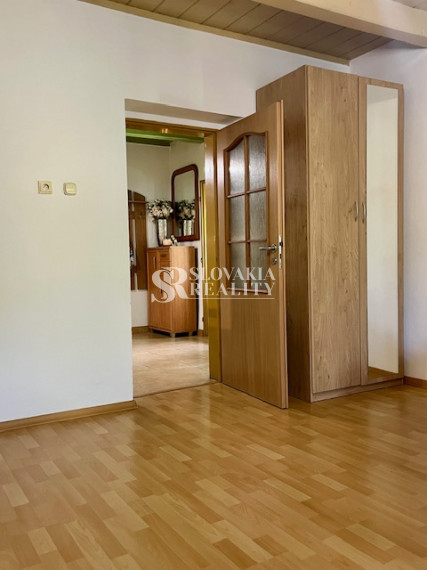 3-izb.dom Veľký Lapáš, 2750 m2 pozemok, IS: el.voda, plyn