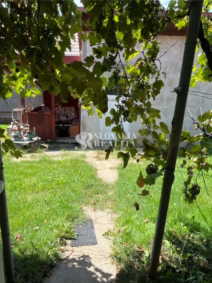 3-izb.dom Veľký Lapáš, 2750 m2 pozemok, IS: el.voda, plyn