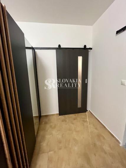 1-izbový byt Klokočina, internet, energie, výťah, pivnica