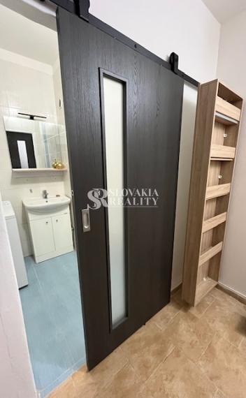 1-izbový byt Klokočina, internet, energie, výťah, pivnica