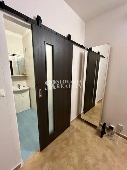 1-izbový byt Klokočina, internet, energie, výťah, pivnica