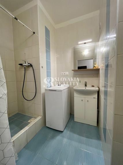 1-izbový byt Klokočina, internet, energie, výťah, pivnica