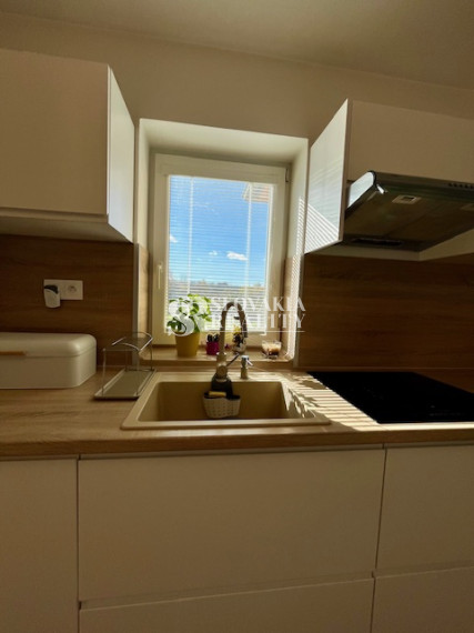 Útulný 3-izb. domček, Sľažany, 10,7á záhrada, zariadený