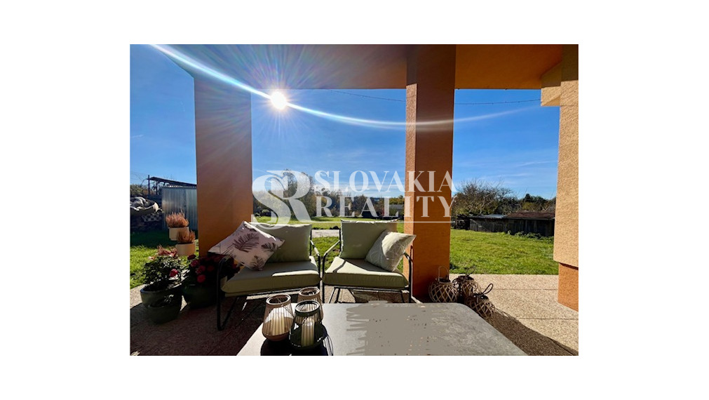 Útulný 3-izb. domček, Sľažany, 10,7á záhrada, zariadený