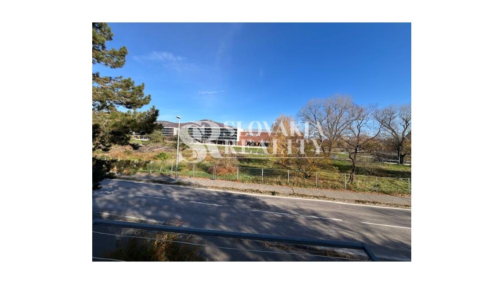 2-izb.byt, centrum mesta, 55m2, čiastočne zariadený, pivnica