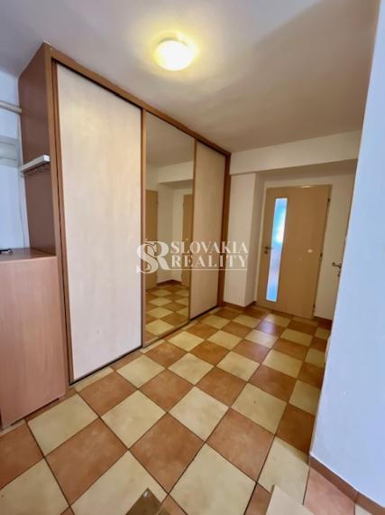 2-izb.byt, centrum mesta, 55m2, čiastočne zariadený, pivnica