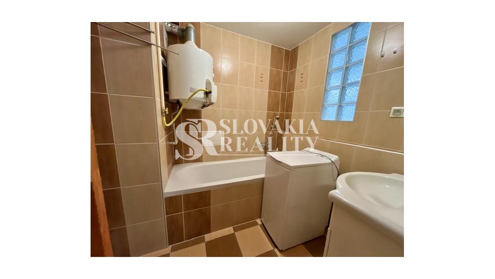 2-izb.byt, centrum mesta, 55m2, čiastočne zariadený, pivnica