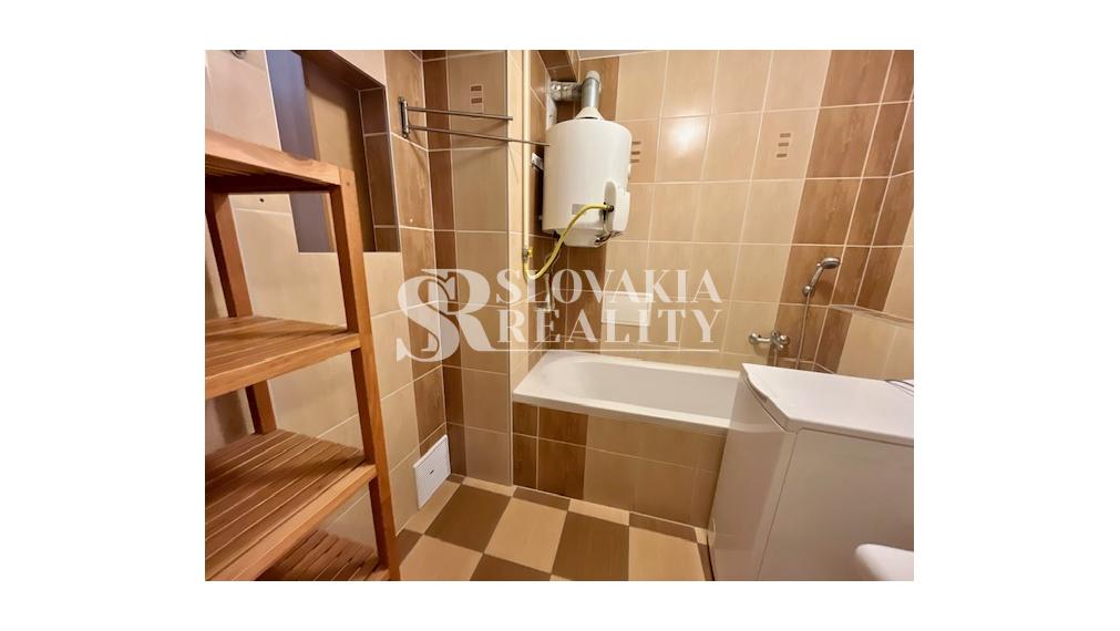 2-izb.byt, centrum mesta, 55m2, čiastočne zariadený, pivnica